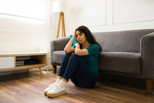 Üzgün Yalnız Bir Genç Kadın Kendi Sorunlarını Düşünüyor Evde Depresyon — Stok fotoğraf