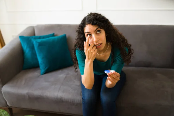 Latinsk Ung Kvinde Med Synsproblemer Sætte Kontaktlinser Mens Sidder Sofaen - Stock-foto