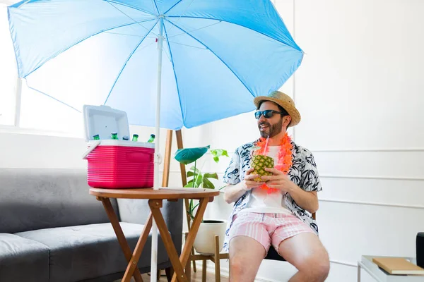 Szczęśliwy Człowiek Kapeluszu Okularach Przeciwsłonecznych Pijący Ananasa Ciesząc Się Latem — Zdjęcie stockowe