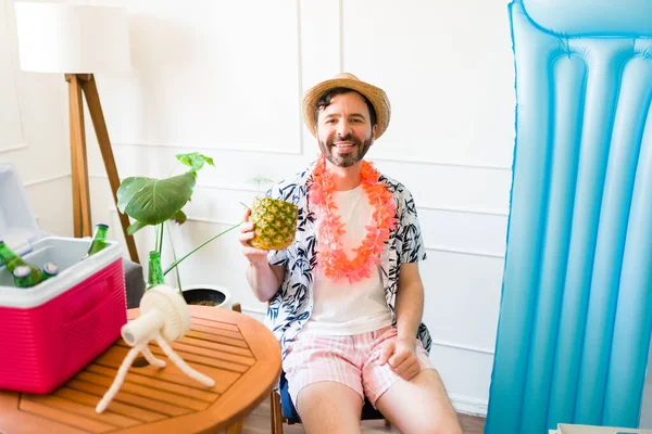 Szczęśliwy Przystojny Środkowy Dorosły Mężczyzna Napojem Ananasowym Uśmiechnięty Podczas Relaksującego — Zdjęcie stockowe