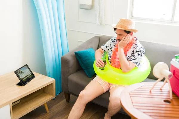 Sıkıcı Orta Yaşlı Adam Üzgün Komik Görünüyor Plaja Gitmeye Hazır — Stok fotoğraf