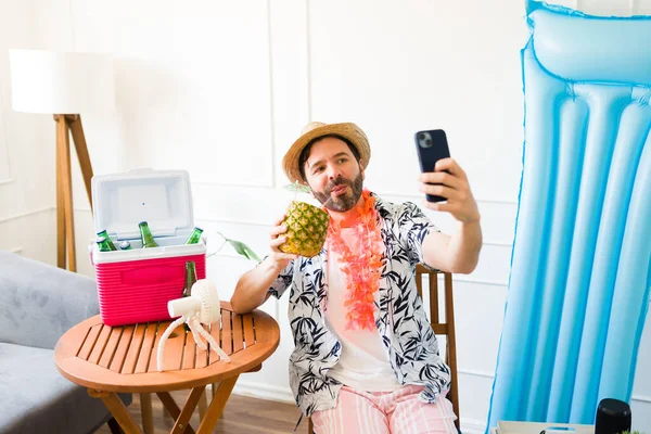 Zabawny Mężczyzna Średnim Wieku Kapeluszu Robiący Sobie Selfie Telefonem Przy — Zdjęcie stockowe