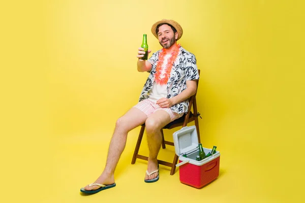 快乐的拉丁男人在暑假喝啤酒时满面春风 满面春风 喜形于色 — 图库照片