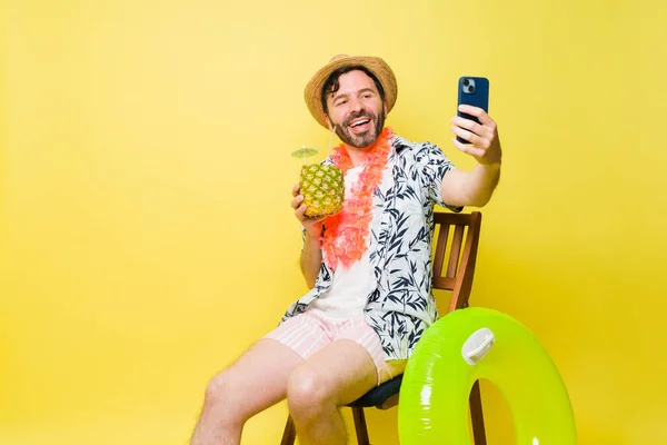 Glad Latinamerikansk Man Ler Selfie För Sociala Medier Medan Tar — Stockfoto