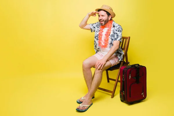 微笑着快乐的男人 一边准备去度假 一边寻欢作乐 一边在黄色的背景下去海滩 — 图库照片