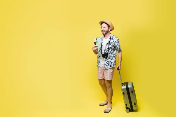 여름에 가방을 여행하는 코카서스 배경을 반대하여 해변으로 여행하는 — 스톡 사진