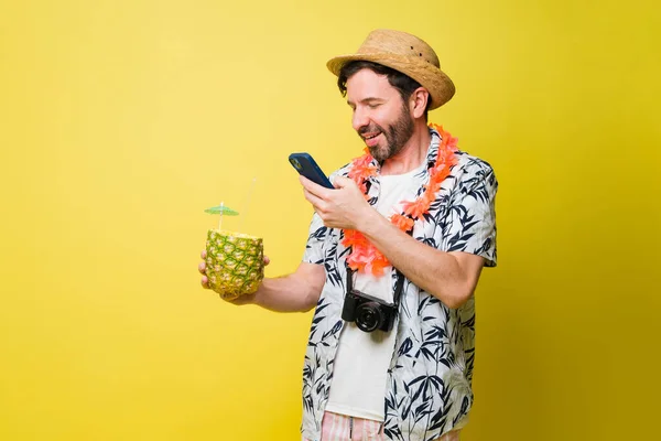Wesoły Turysta Robi Zdjęcie Swojego Napoju Ananasowego Ciesząc Się Wakacjami — Zdjęcie stockowe