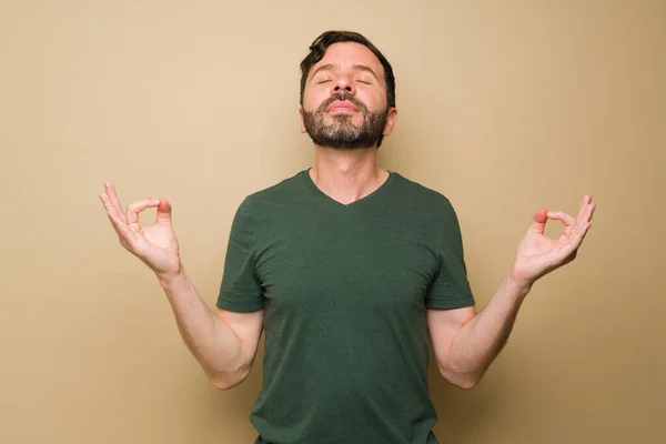 Relaxált Középkorú Férfi Pihentető Csinál Meditáció Légzés Gyakorlatok Hogy Megnyugtassa — Stock Fotó