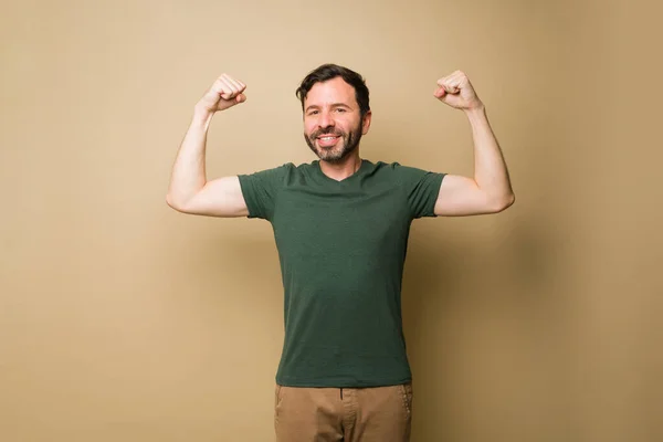 Erős Boldog Középkorú Férfi Mutatja Erejét Csinál Bicepsz Fürtök Miközben — Stock Fotó