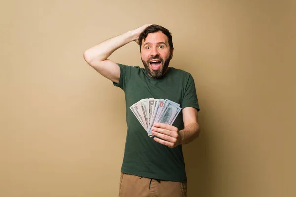 Verrast Mid Volwassen Man Met Veel Geld Kijken Opgewonden Geschokt — Stockfoto