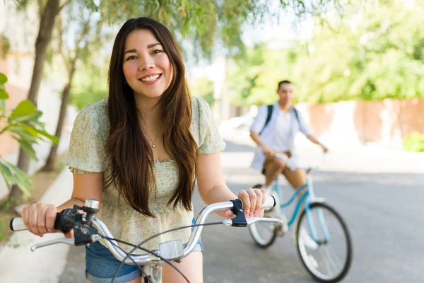 Caucasian Beautiful Woman Looking Happy Riding Her Bike Her Boyfriend — Stock Photo, Image