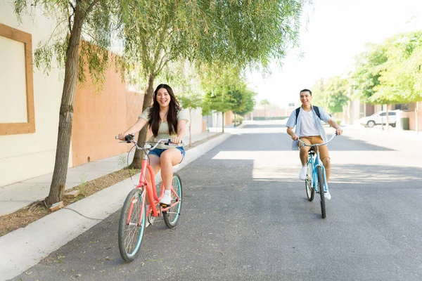 Lachendes Junges Paar Beim Dating Und Aufgeregt Beim Radfahren Sommer — Stockfoto