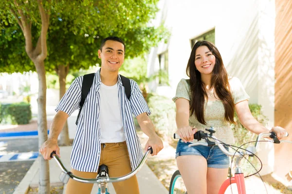 Smiling Caucasian Couple Summer Date Looking Happy Riding Vintage Bicycles — Stock Photo, Image