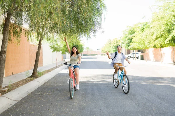 Paar Den Dreißigern Lächelnd Das Friedenszeichen Beim Dating Und Radfahren — Stockfoto