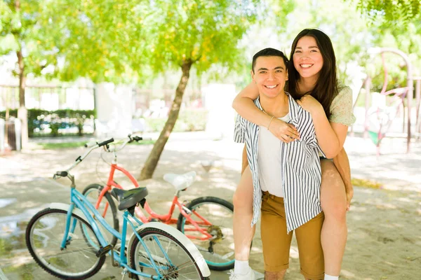 有魅力的男朋友30多岁的时候 面带微笑 面带微笑 在公园里与女友搭讪 骑自行车 — 图库照片