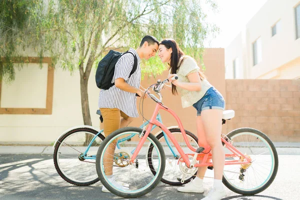 Красивая Молодая Пара Шортах Катается Велосипеде Чувствует Себя Влюбленной Счастливой — стоковое фото