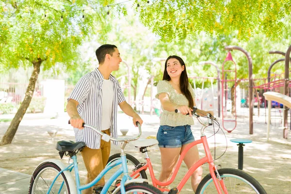Gorgeous Woman Smiling Her Boyfriend While Taking Stroll Vintage Bikes — Stock Photo, Image