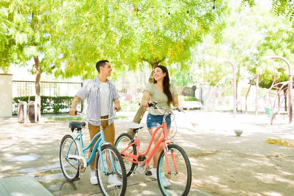 Cheerful Couple Smiling Talking While Taking Stroll Park Vintage Bicycles — Stock Photo, Image