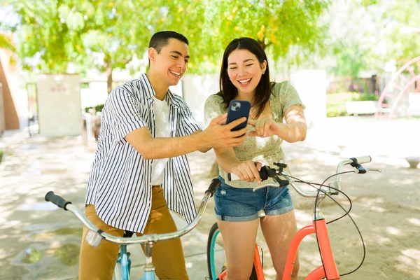 Opgewonden Jonge Vrouw Tonen Een Sms Bericht Zijn Smartphone Naar — Stockfoto