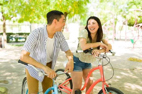 Веселая Пара Смеётся Вместе Веселясь Катаясь Винтажных Велосипедах Разговаривая Своих — стоковое фото