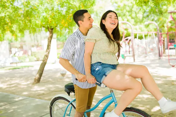 Взволнованная Пара Смеется Выглядя Счастливой Свидании Веселясь Катаясь Винтажном Велосипеде — стоковое фото
