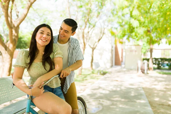 Çekici Erkek Arkadaş Kız Arkadaş Bisiklet Sürdükleri Yaz Tatili Boyunca — Stok fotoğraf