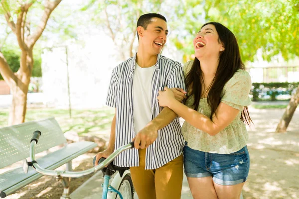 Vrolijk Aantrekkelijk Paar Liefde Lachen Kijken Opgewonden Tijdens Het Wandelen — Stockfoto