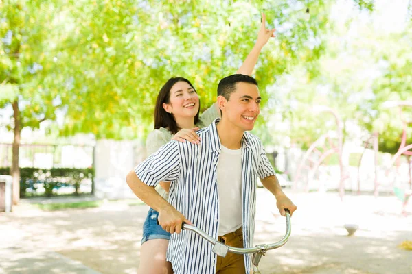 Smiling Boyfriend Girlfriend Having Fun Riding Bike Together Park Relaxing — Stock Photo, Image