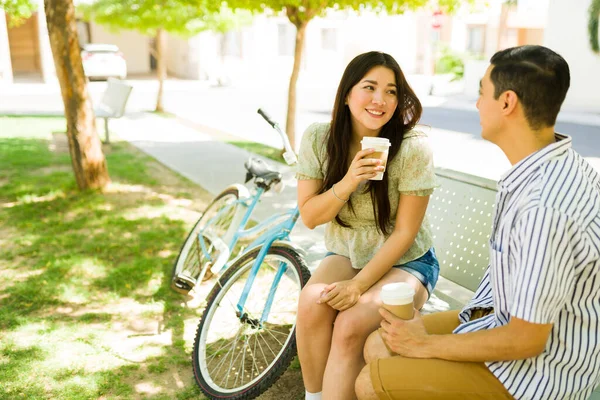 인기있는 친구가 친구와 데이트를 하면서 빈티지 자전거를 공원에서 휴식을 취하는 — 스톡 사진