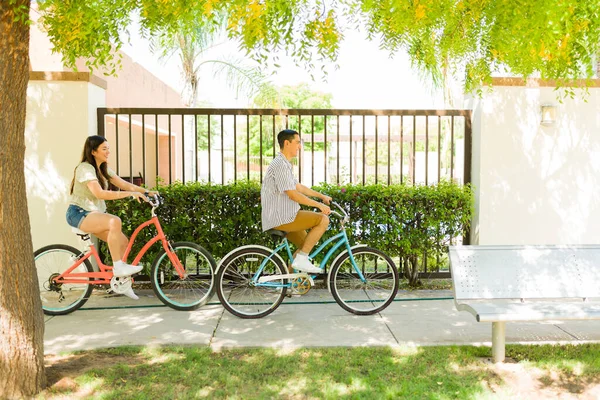 Kaukasisches Junges Paar Fährt Mit Oldtimer Fahrrädern Durch Die Straßen — Stockfoto