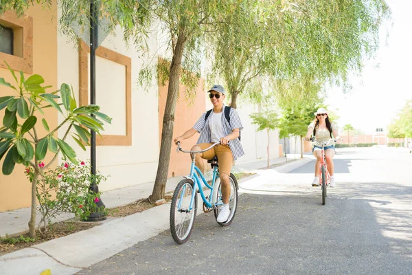 Fröhliches Paar Auf Seinen Oldtimer Fahrrädern Und Spaß Freien Einem — Stockfoto