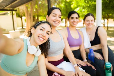 Çeşitli kadın arkadaşlardan oluşan bir grubun kişisel perspektifi vücut pozitifliğini teşvik etmek ve çalıştırdıktan sonra sosyal medyaya selfie çekip yayınlamalarıdır.