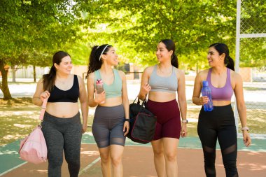 Sportif, çeşitli kadın grupları dışarıda koşmaya ya da vücut kabulünü desteklemek için spor yapmaya hazırlanıyor.