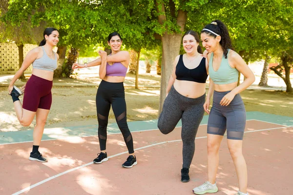 Heyecanlı Bir Grup Bayan Arkadaş Dışardaki Antrenmanlarından Önce Isınma Egzersizleri — Stok fotoğraf