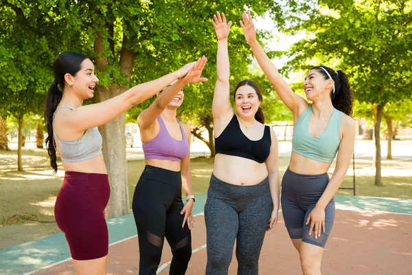 Fröhliche Gruppe Von Freundinnen Mit Körpervielfalt Macht Eine High Five — Stockfoto