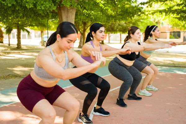 Sportlich Aktive Frauengruppe Die Mit Körpervielfalt Und Positivität Bei Kniebeugen — Stockfoto