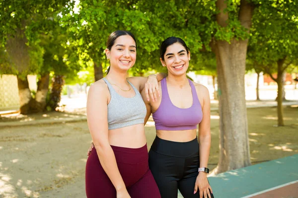 Attraktive Hispanische Freundinnen Die Sportbekleidung Lächeln Und Bereit Sind Ihre — Stockfoto