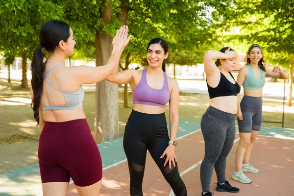 Mutlu Kadın Arkadaşlar Aktif Bir Egzersizi Bitirdikten Sonra Beşlik Çakıyor — Stok fotoğraf
