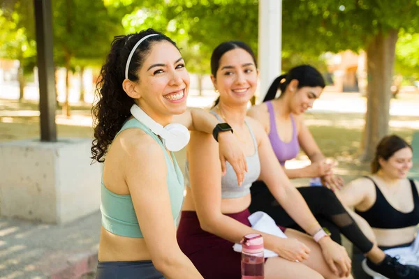 Portret Pięknej Hiszpanki Uśmiechniętej Szczęśliwie Bieganiu Ćwiczeniach Różnorodną Grupą Kobiet — Zdjęcie stockowe