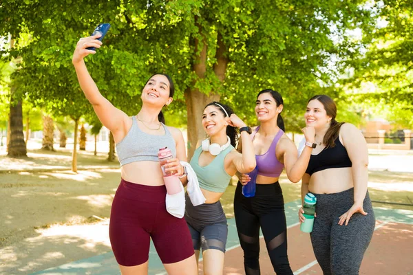 Krásná Skupina Různých Žen Které Selfie Chytrým Telefonem Poté Cvičí — Stock fotografie