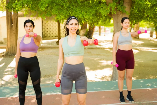 Atraktivní Šťastná Skupina Žen Které Cvičí Venku Činkami Podporují Tělesnou — Stock fotografie