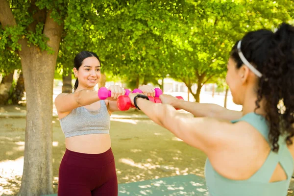 Glückliche Attraktive Freundinnen Aktivkleidung Die Gemeinsam Park Trainieren Und Lächelnd — Stockfoto