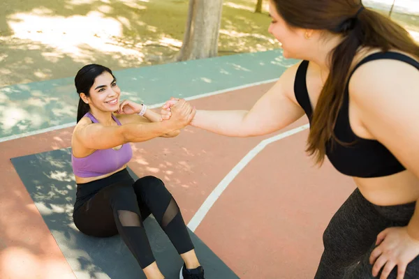 Mujer Activa Ayudando Amigo Fitness Latino Hacer Sentadas Durante Entrenamiento —  Fotos de Stock