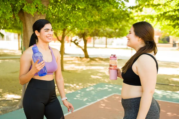 Jóvenes Felices Diversas Mujeres Bebiendo Botellas Agua Hablando Después Salir —  Fotos de Stock
