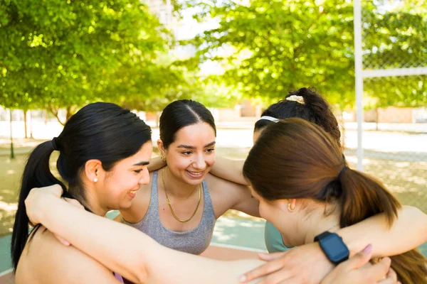 Různorodá Skupina Žen Usmívá Objímání Kruhu Připravuje Začít Své Fitness — Stock fotografie
