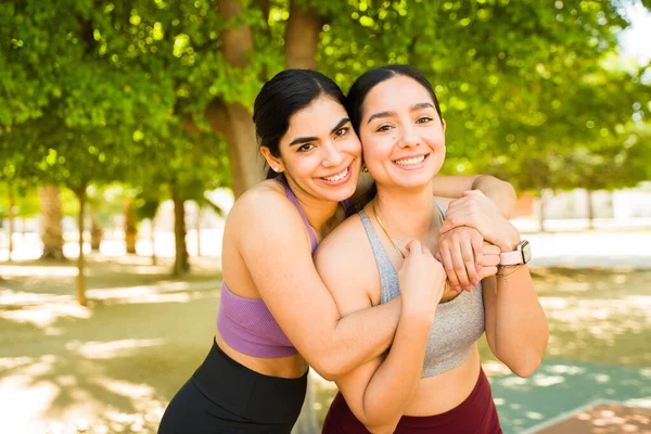 Vonzó Sportos Női Barátok Éveikben Ölelkeznek Mosolyognak Boldognak Látszanak Mielőtt — Stock Fotó