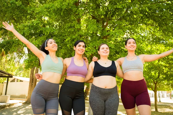 美丽而快乐的一群不同的女人 她们在公园里跑步或锻炼后 身材各异 看上去很快乐 — 图库照片