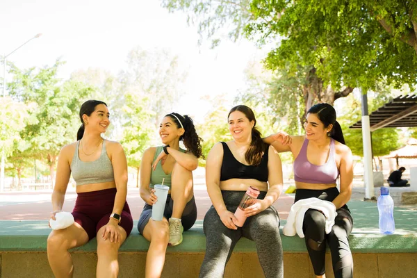Çeşitli Güzel Kadınlar Vücut Çeşitliliğini Kabulü Kutluyorlar Parkta Egzersiz Yapmaya — Stok fotoğraf