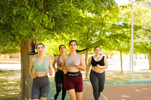 Diverso Grupo Mujeres Activas Que Promueven Diversidad Corporal Aceptación Corriendo —  Fotos de Stock