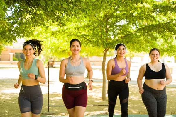 Değişik Vücutlara Sahip Heyecanlı Genç Kadınlar Koşarken Dışarıda Egzersiz Yaparken — Stok fotoğraf